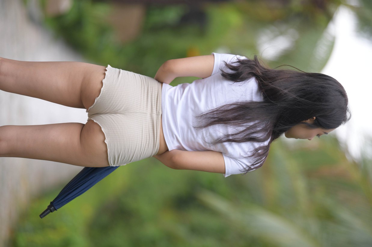 图片[4]-在郊外的长发热裤姑娘【388P】00022-花间社