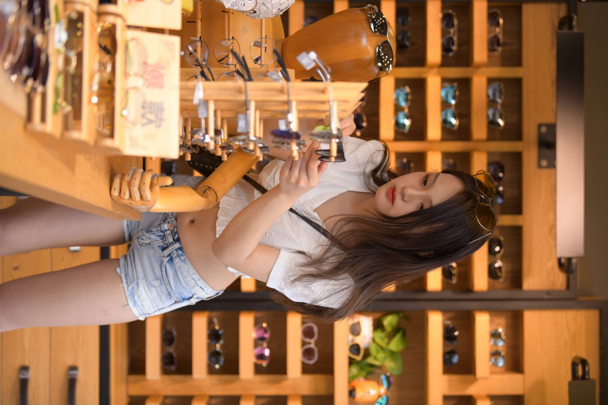 图片[4]-头戴花环的南方姑娘身穿紧身牛仔短裤【161P】00028-花间社