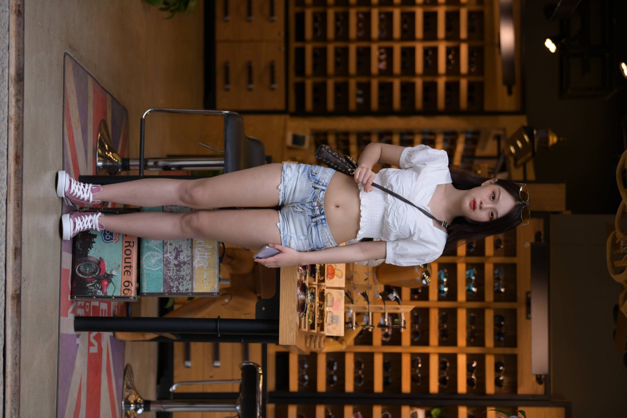 图片[6]-头戴花环的南方姑娘身穿紧身牛仔短裤【161P】00028-花间社