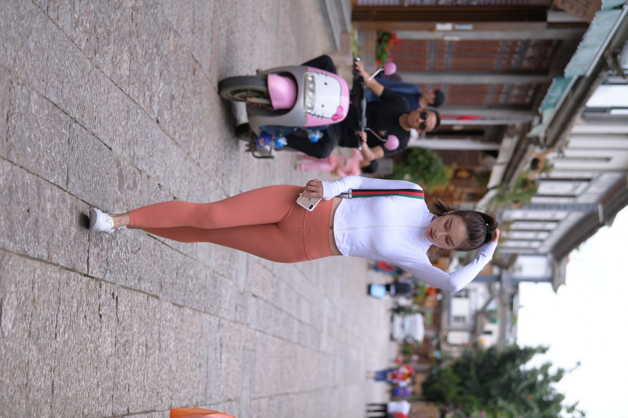 图片[2]-橙色瑜伽裤的高马尾姑娘【615P】00051-花间社