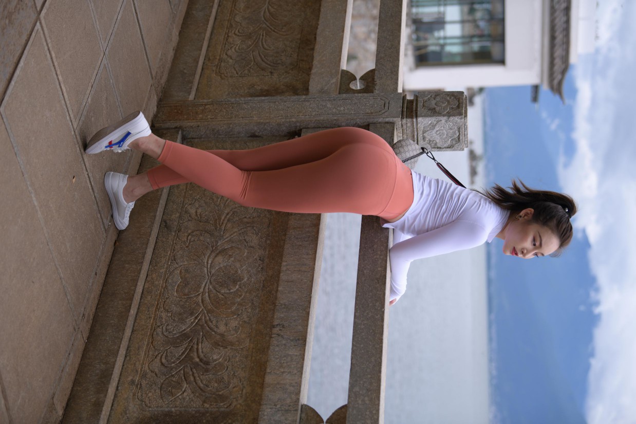 图片[5]-橙色瑜伽裤的高马尾姑娘【615P】00051-花间社