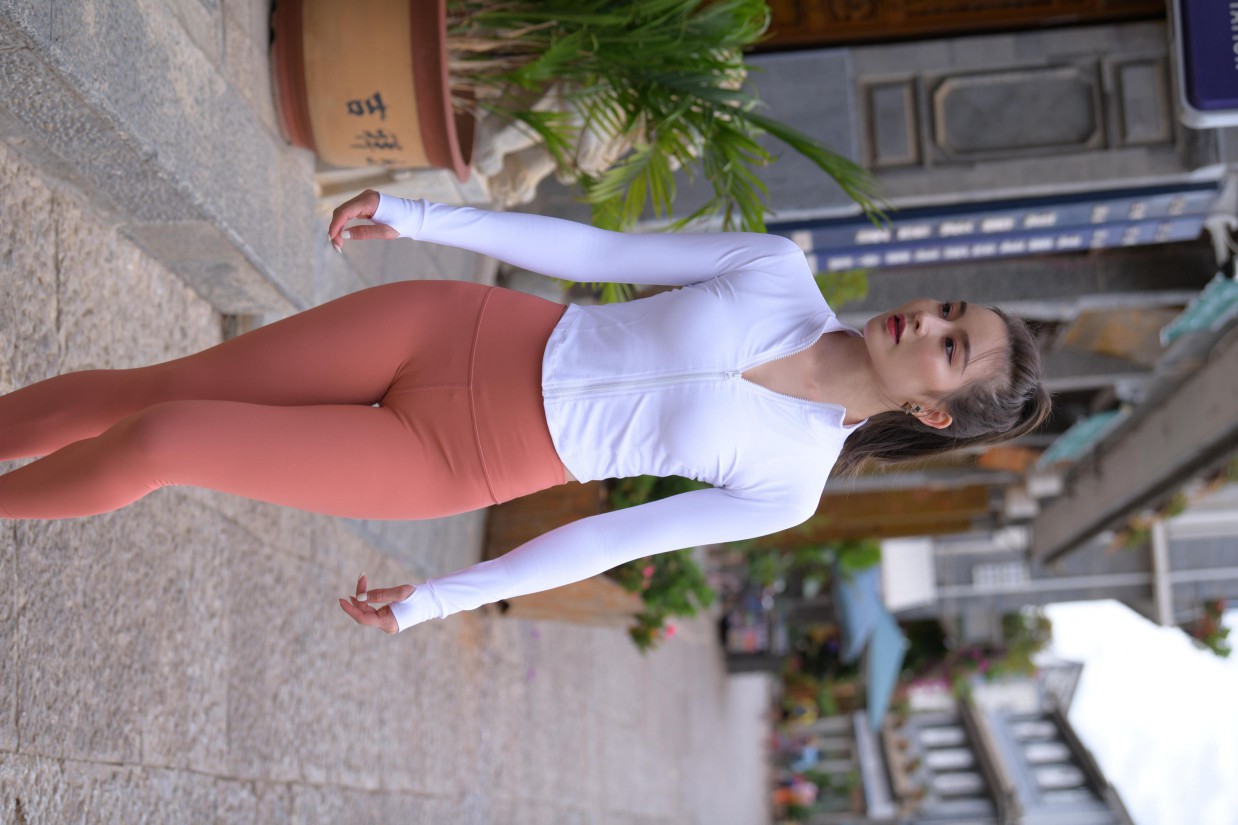 图片[8]-橙色瑜伽裤的高马尾姑娘【615P】00051-花间社