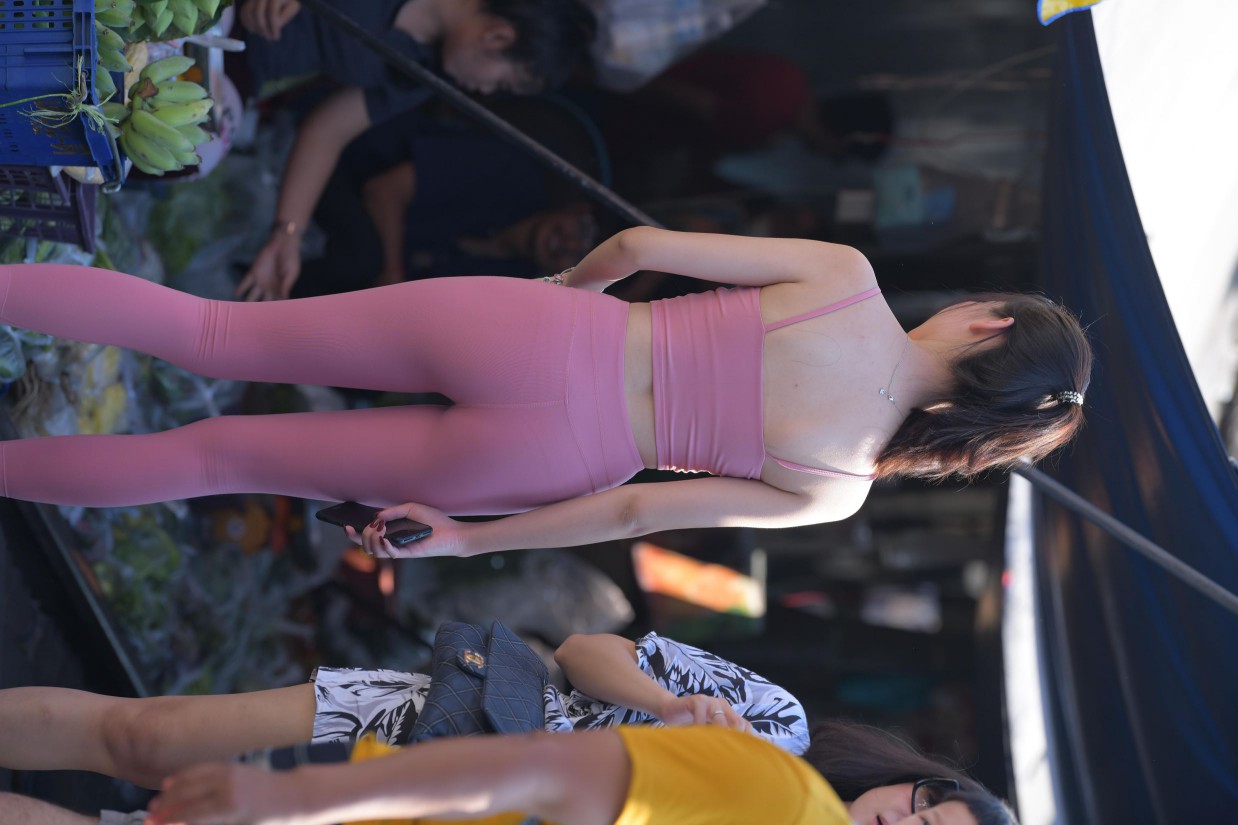 图片[3]-粉色的甜美瑜伽裤女孩在逛街【372P】00057-花间社