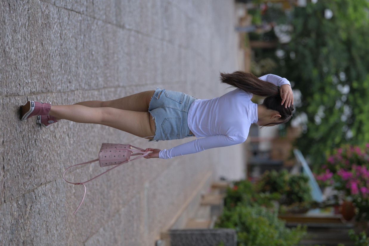 图片[2]-紧身牛仔短裤骑自行车的漂亮女孩【588P】00053-花间社