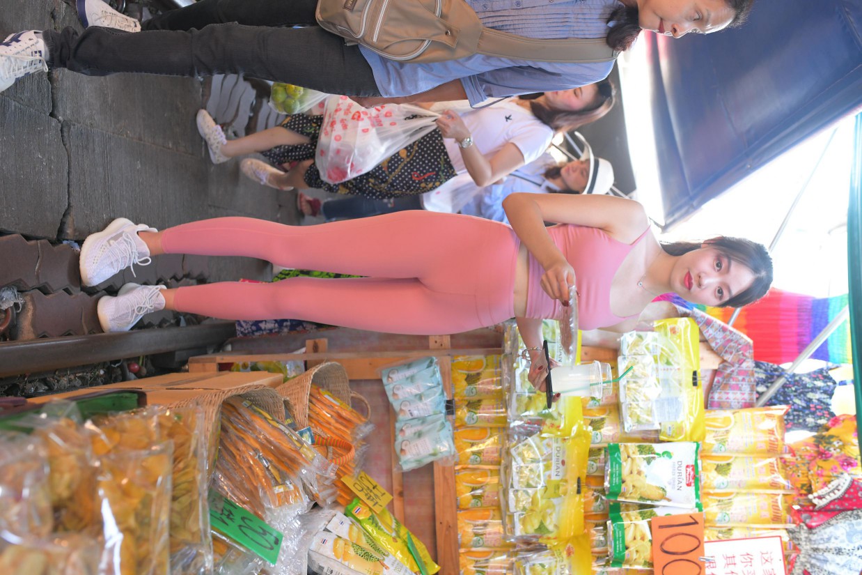 图片[4]-粉色的甜美瑜伽裤女孩在逛街【372P】00057-花间社