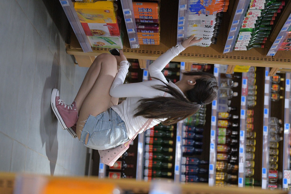 图片[5]-紧身牛仔短裤骑自行车的漂亮女孩【588P】00053-花间社