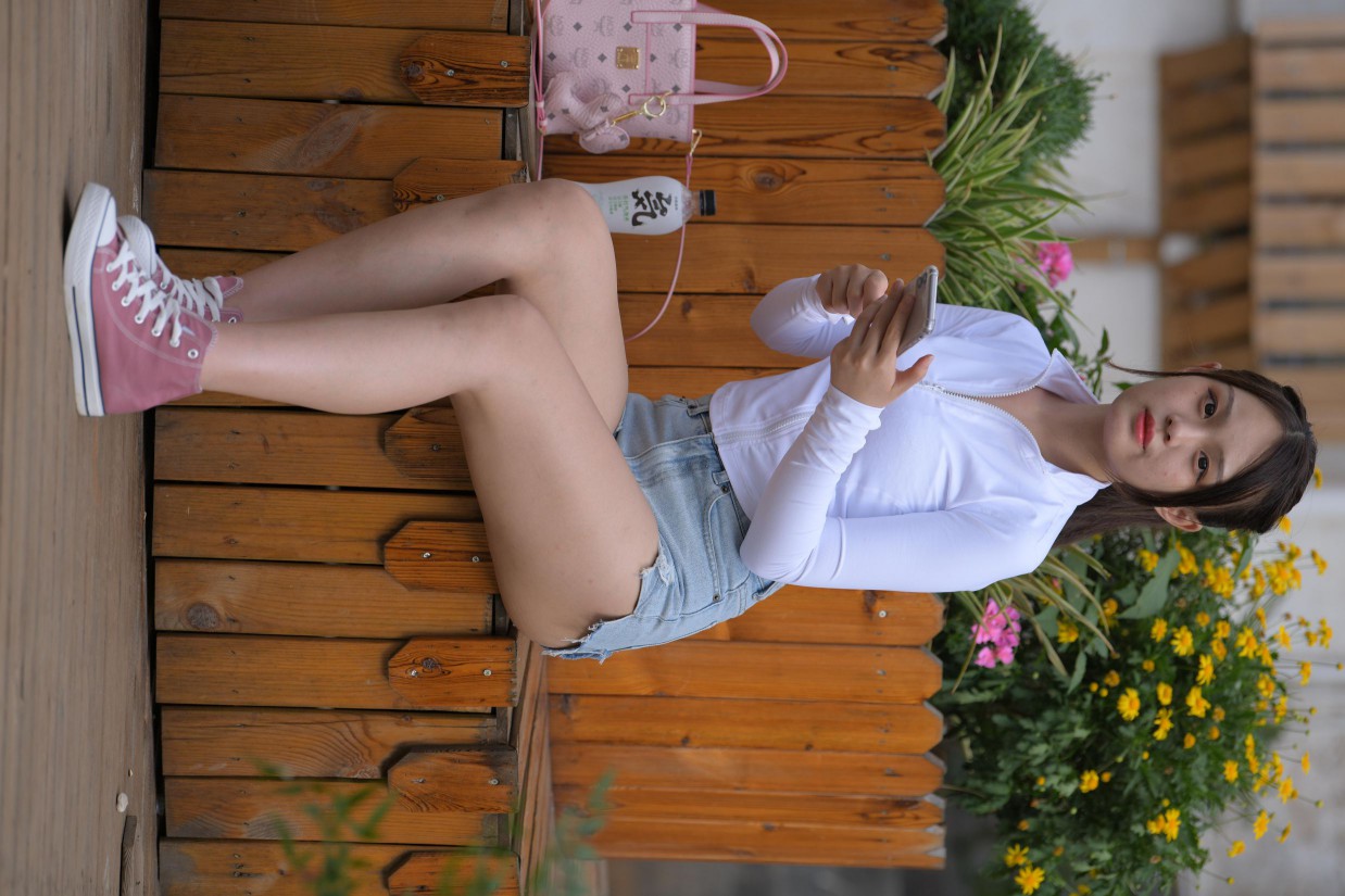 图片[7]-紧身牛仔短裤骑自行车的漂亮女孩【588P】00053-花间社