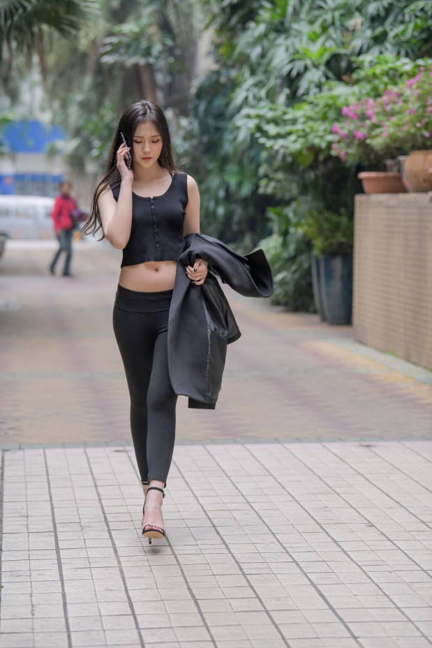 图片[4]-喝奶茶的黑色瑜伽裤长发姑娘【376P】00055-花间社