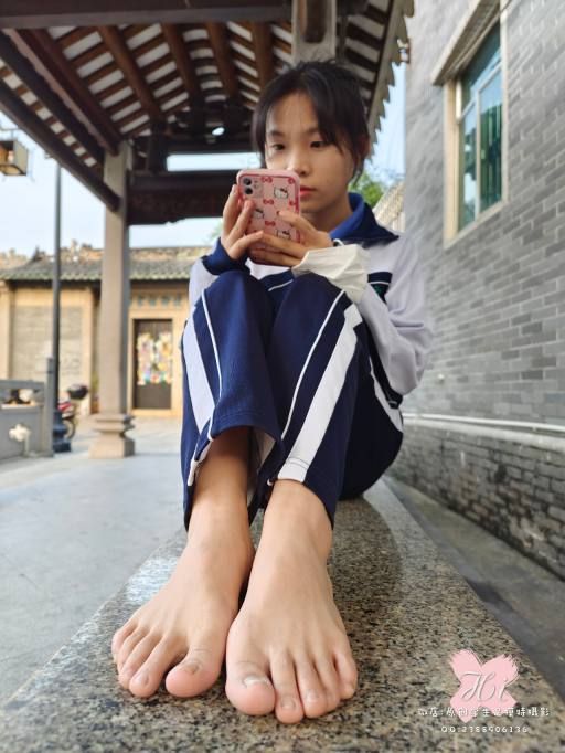 图片[4]-【免费】专心致志玩手机的女孩【42P】20028-花间社
