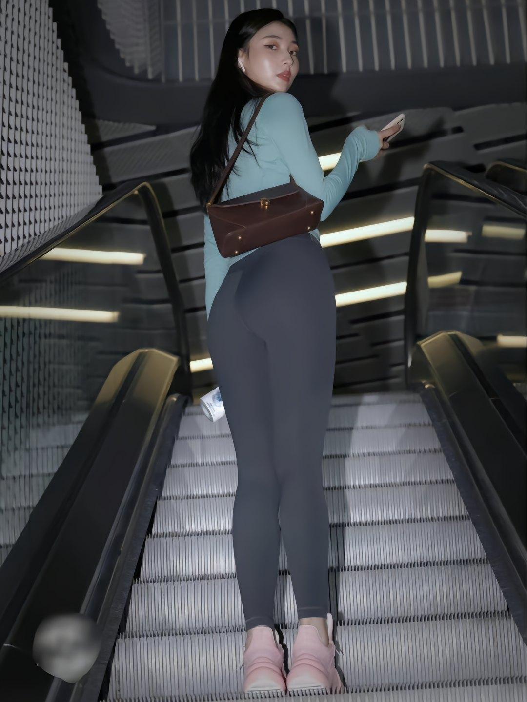 图片[1]-晚上逛商场的瑜伽裤漂亮女孩J2244 225P2V-15.1GB-花间社