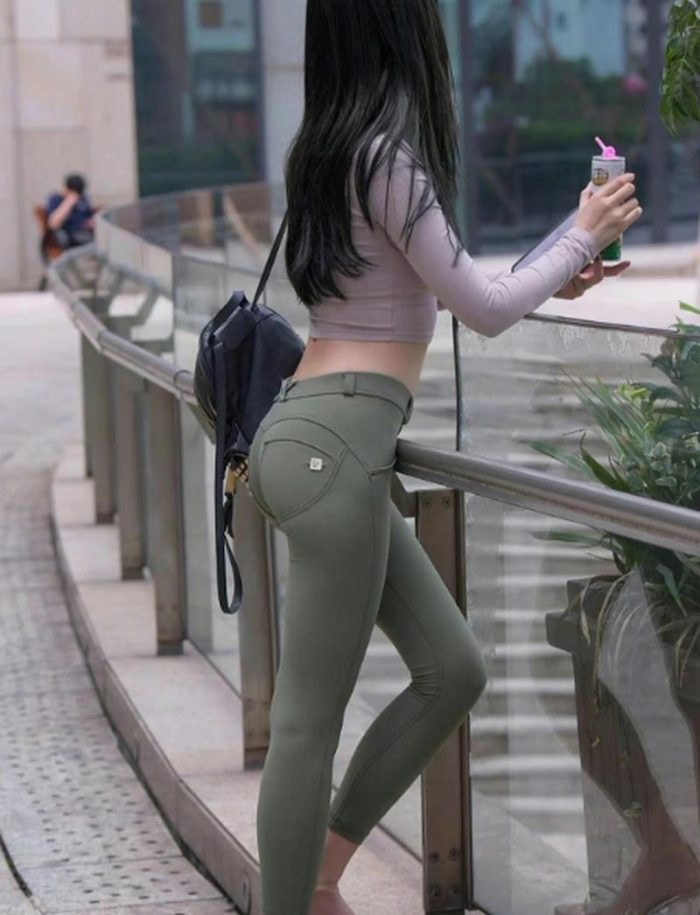 图片[1]-紧身牛仔裤身材很好的女人 J2060 529P1V-20.3GB-花间社