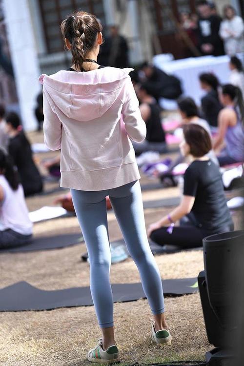 图片[2]-在广场看热闹的瑜伽裤女人-花间社