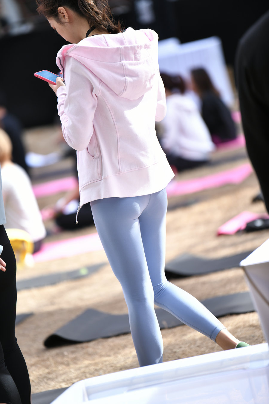 图片[3]-在广场看热闹的瑜伽裤女人-花间社