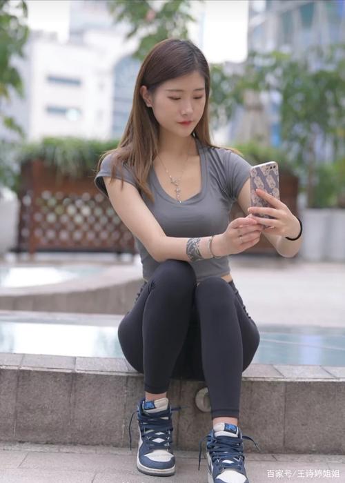 图片[1]-有小虎牙非常甜美的瑜伽裤女孩-花间社