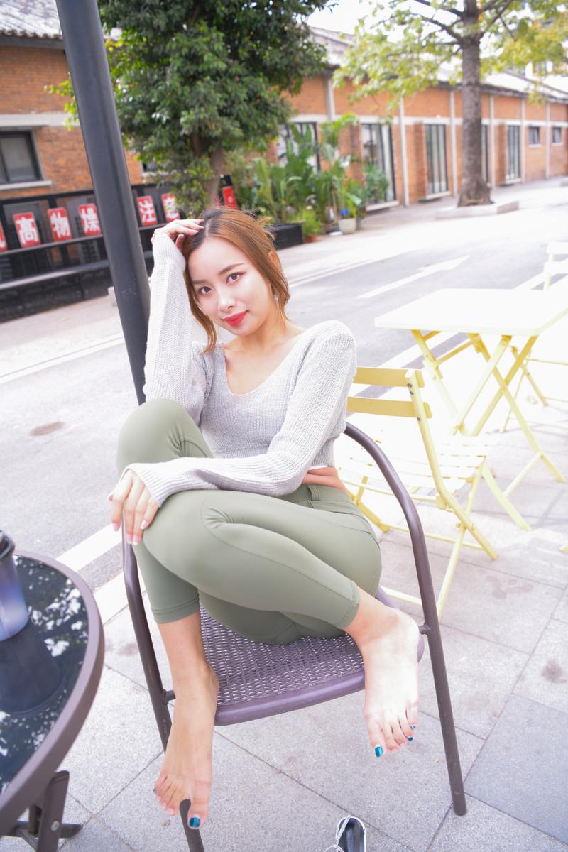 图片[3]-非常可爱的瑜伽裤女孩坐在凳子上 J1520 998P1V-26.5GB-花间社