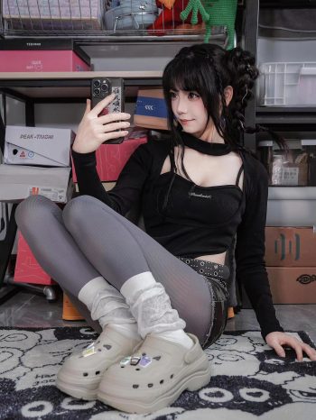 图片[8]-牛仔热裤+灰丝姑娘玩自拍-花间社