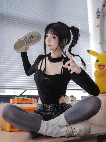 图片[10]-牛仔热裤+灰丝姑娘玩自拍-花间社