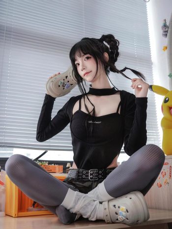 图片[5]-牛仔热裤+灰丝姑娘玩自拍-花间社