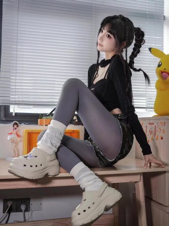 图片[3]-牛仔热裤+灰丝姑娘玩自拍-花间社