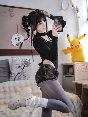 图片[2]-牛仔热裤+灰丝姑娘玩自拍-花间社