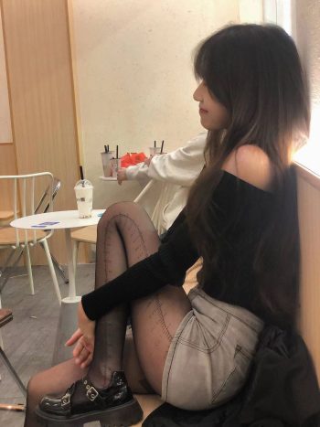 图片[6]-牛仔短裤+黑丝，太好看了吧-花间社