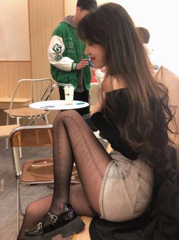 图片[3]-牛仔短裤+黑丝，太好看了吧-花间社