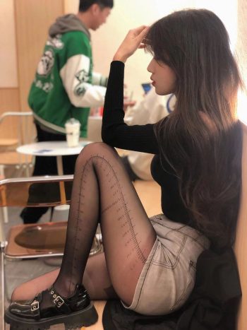 图片[1]-牛仔短裤+黑丝，太好看了吧-花间社