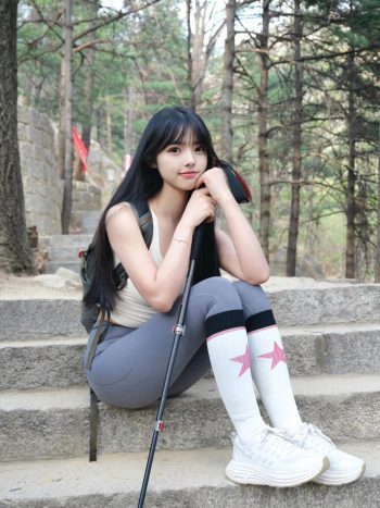 图片[1]-爱爬山的瑜伽裤MM，太甜美了！~-花间社