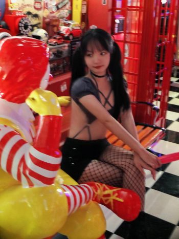 图片[3]-网格丝袜的清纯双马尾小姑娘-花间社