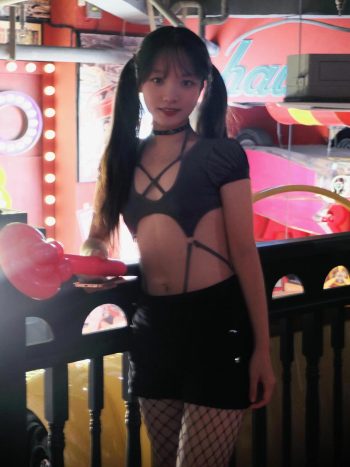 图片[2]-网格丝袜的清纯双马尾小姑娘-花间社