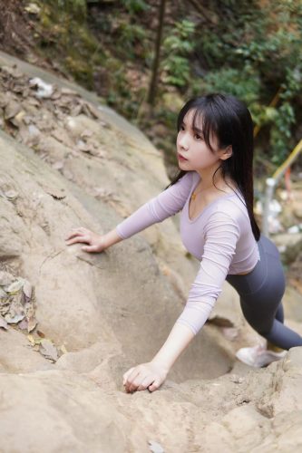 图片[8]-穿瑜伽裤爬山的长发少女-花间社