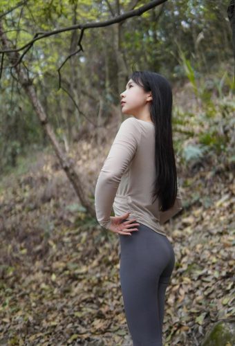 图片[5]-穿瑜伽裤爬山的长发少女-花间社