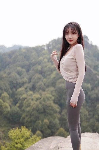 图片[3]-穿瑜伽裤爬山的长发少女-花间社