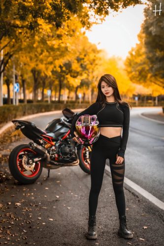 图片[1]-骑摩托车的瑜伽裤美女身材太好了！-花间社