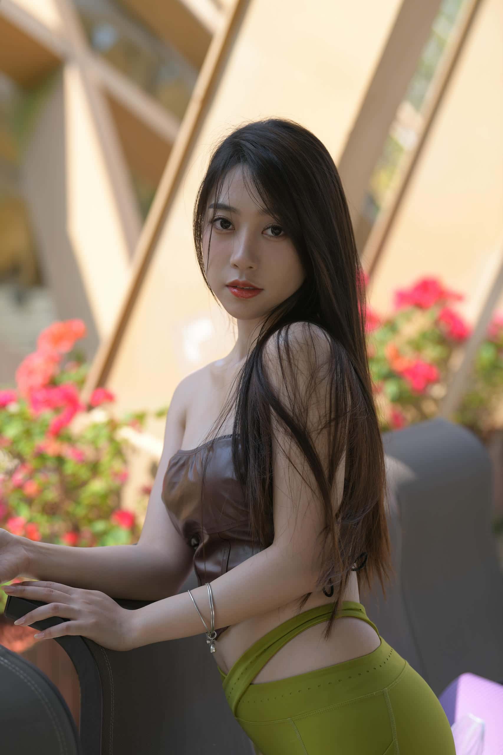 图片[1]-棕绿撞色穿搭的身材绝了-P213【669P】-花间社