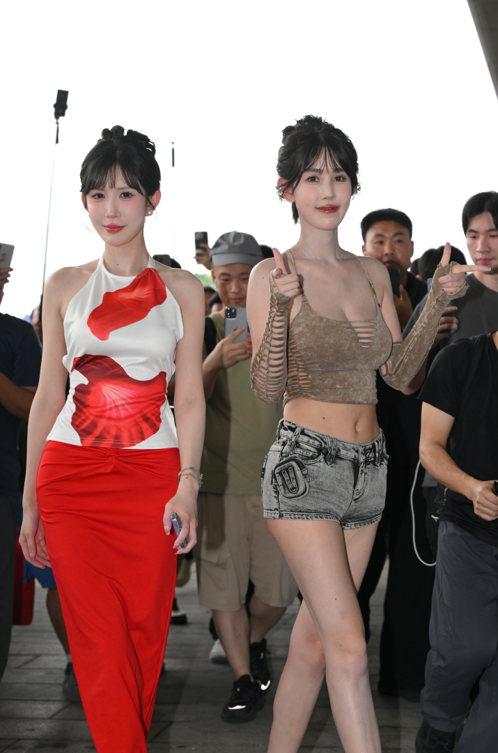 图片[1]-牛仔短裤红裙双胞胎姐妹花 – J9660【110P-2.02GB】-花间社