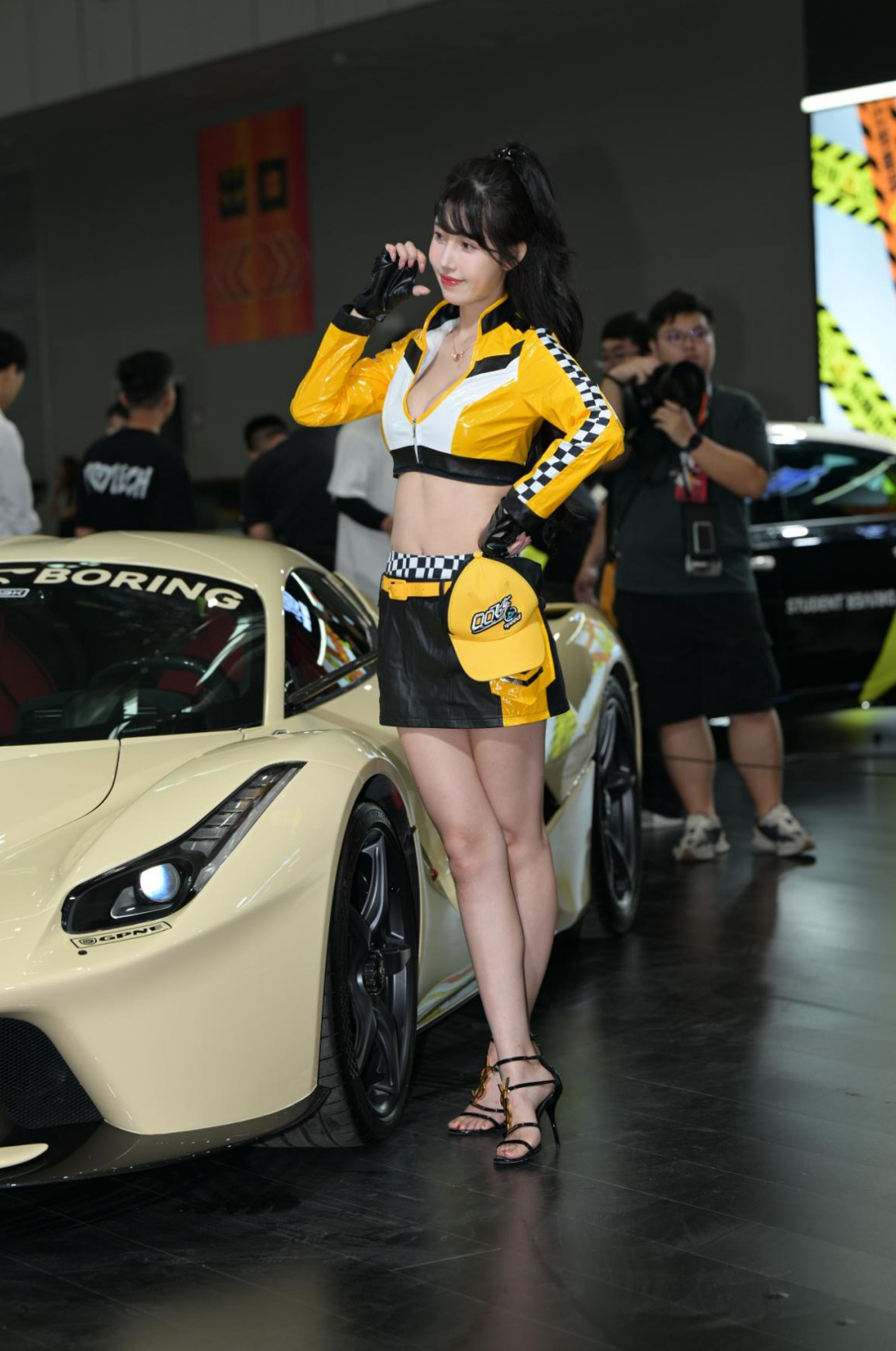 图片[1]-甜美飒爽车模 – J8642【45P-954MB】-花间社