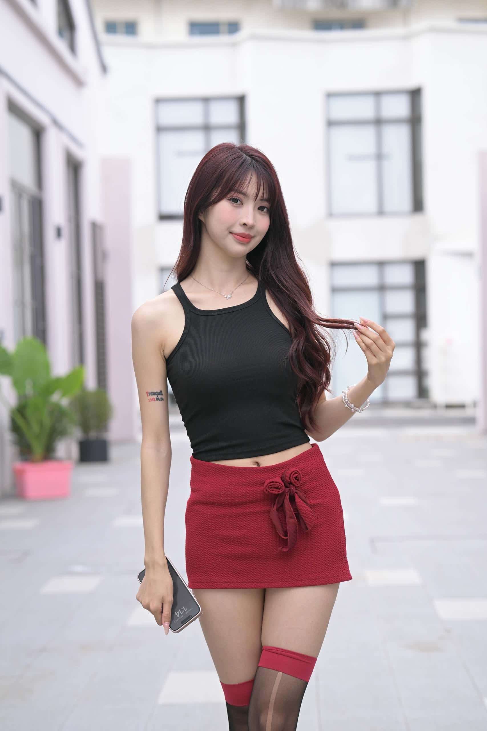 图片[2]-穿红色短裙黑丝的软甜少女 -J8145【870P】-花间社