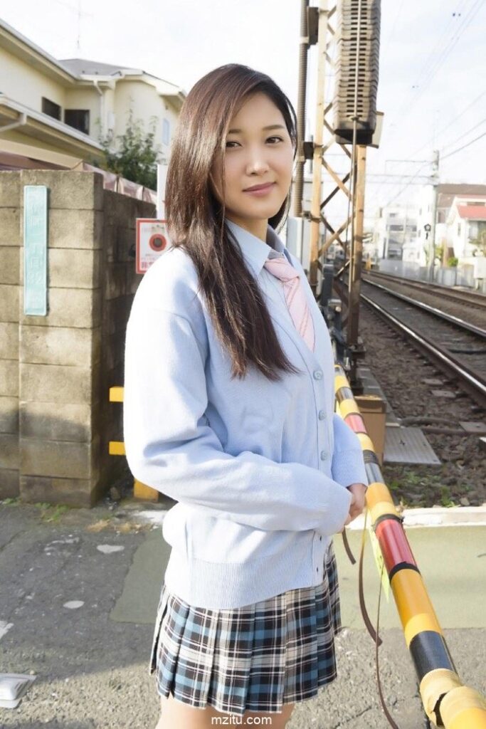 清纯学妹PK黑丝秘书-花间社