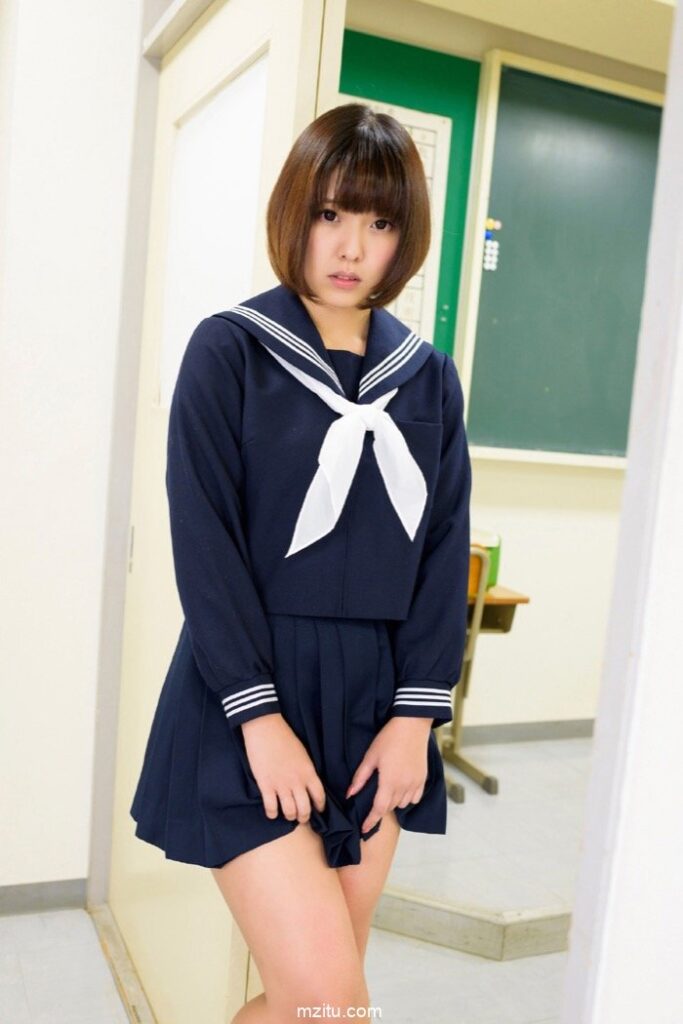 女模瀬户雏校服写真 看似清纯可人却能勾魂射魄-花间社