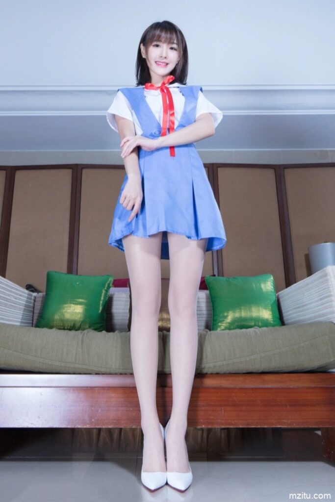 台湾妹子好甜美，一双大白腿让人移不开眼！-花间社