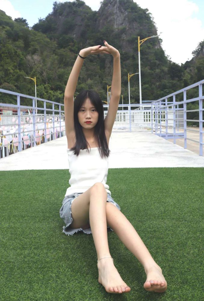 坐在草地上的长发女孩【172P】20012-花间社