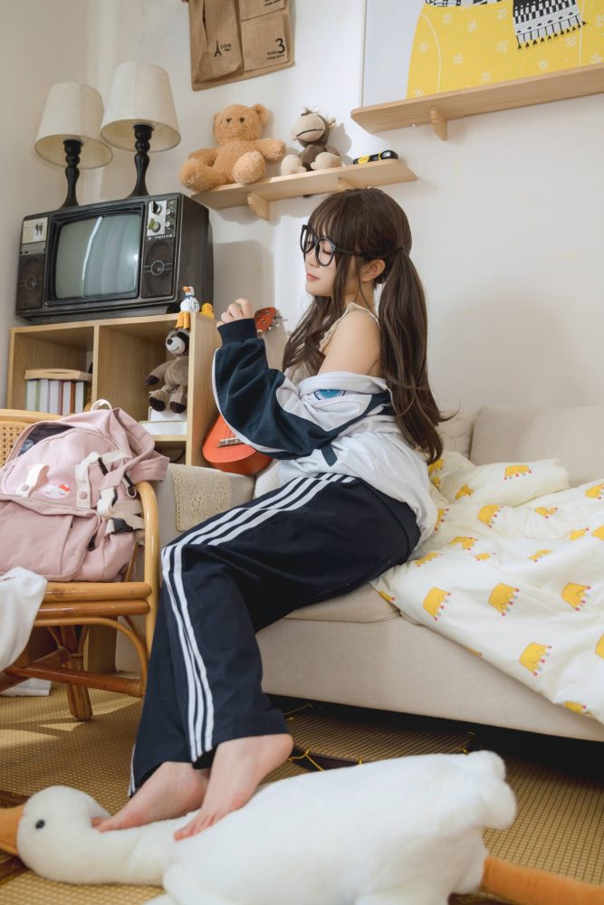 穿校服的双马尾女孩【64P】20010-花间社