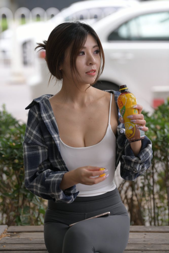 喝饮料的瑜伽裤女孩J2242 383P1V-17.5GB-花间社