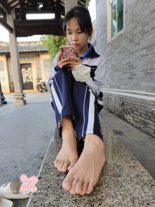 【免费】专心致志玩手机的女孩【42P】20028-花间社