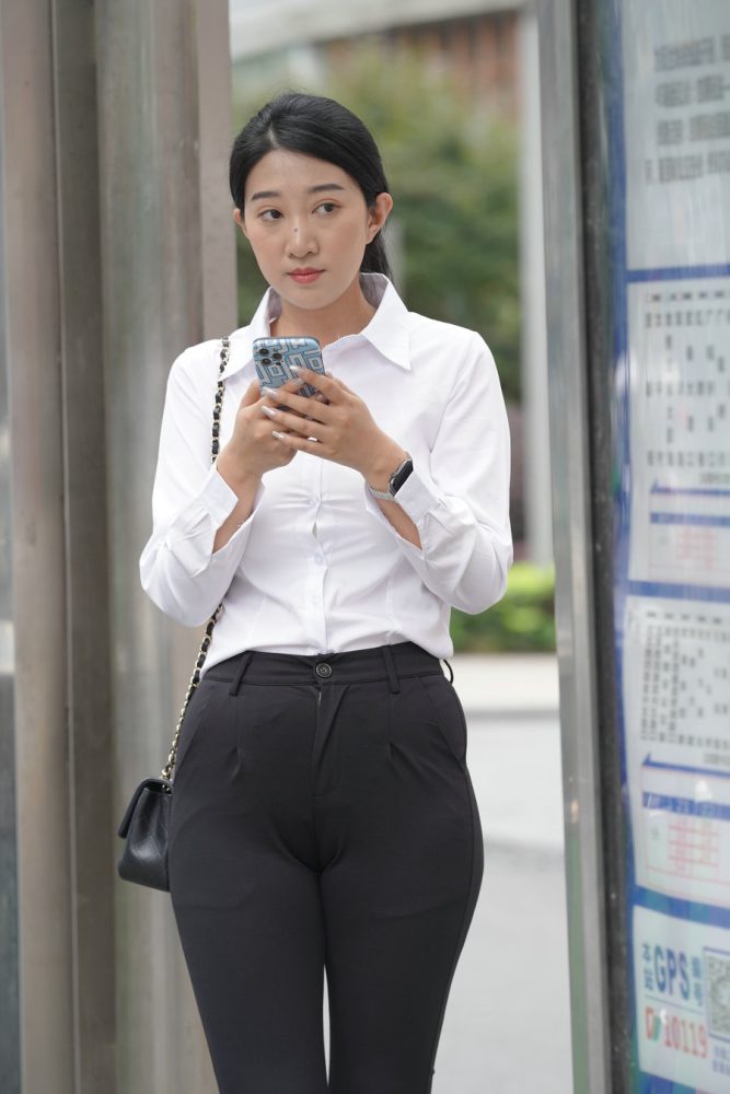 等公交的制服女人J2130 976P2V-29.5GB-花间社