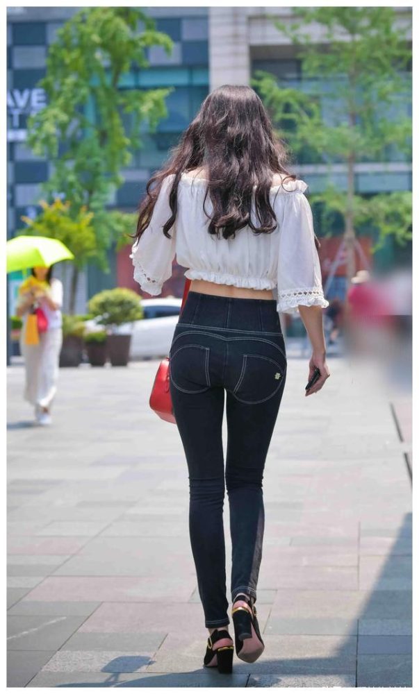 紧身牛仔裤卷发姑娘 J1726 103P-2.28GB-花间社