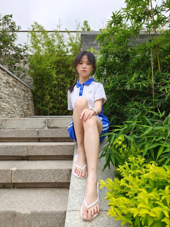 穿校服非常清纯的小姑娘【49P】20003-花间社