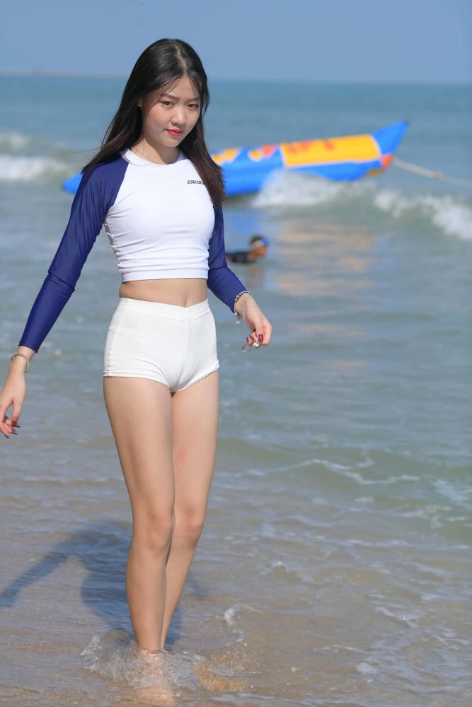 海边玩耍的蓝白上衣热裤女孩 -J0848【161P】-花间社