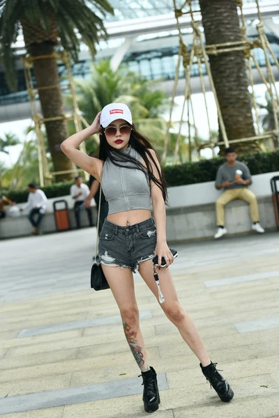 精选街拍作品 NO.3807 黑色热裤美腿纹身-花间社